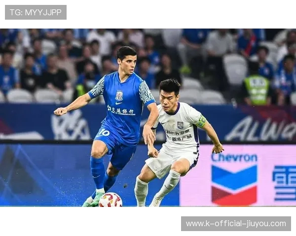 上海申花拉唐边路突破形成威胁—从边路爆发看球队进攻新风格