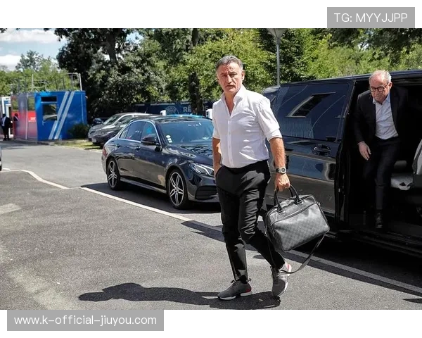 巴黎连续利用三角配合打通肋部，维蒂尼亚表现出色